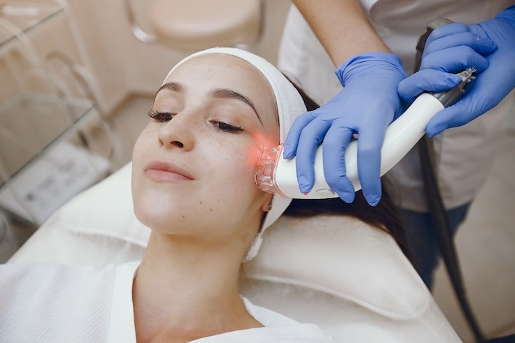 people getting laser acne scar removal treatment